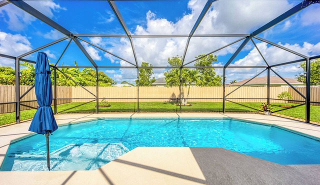 Peaceful 3BD & 2BA with Salt Water Heated Pool, 35 min.'s from Jensen Beach!