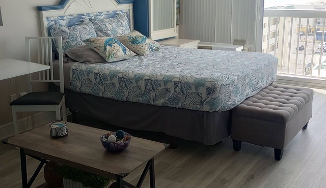 Peaceful and clean beach studio with ocean and city views in Daytona Beach