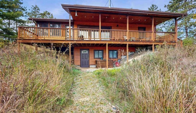 Peaceful lakeside retreat with prairie views, fire pit, grill, kayaks & canoe