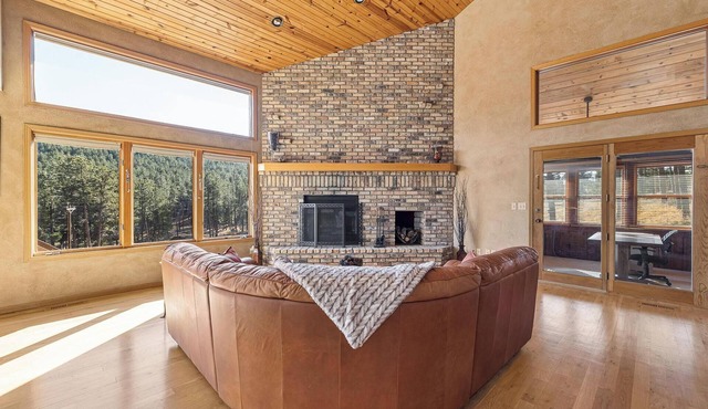 Peaceful Pines 5 BR Home with Jacuzzi - Sleeps 9