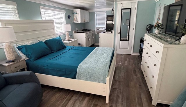 Peaceful room with kitchenette in peaceful Homosassa w/boat parking on premises.