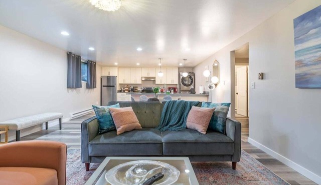Perch - Queen Ann Flat: Spacious and Cozy 2BR home w/Parking