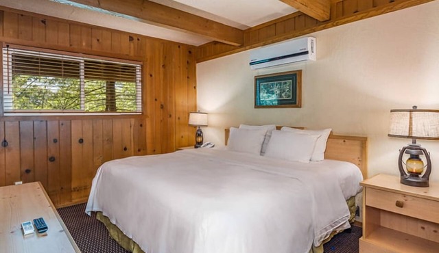 Pet-Friendly Chalet with Breakfast (Select Stays) Near Bass Lake & Scenic Trails