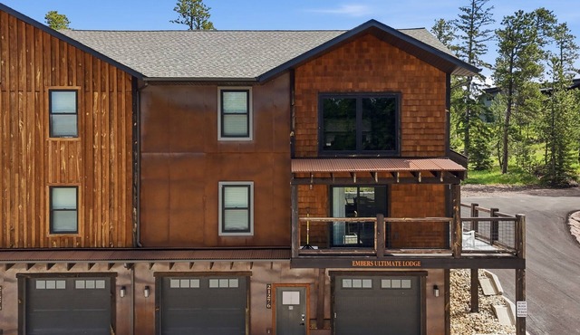 Pet friendly Embers Ultimate duplex, hot tub, wifi, paved roads, pool access