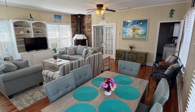 Pet-Friendly Historic SeaHorse Cottage, Built in 1905, Steps from Pass-a-Grille