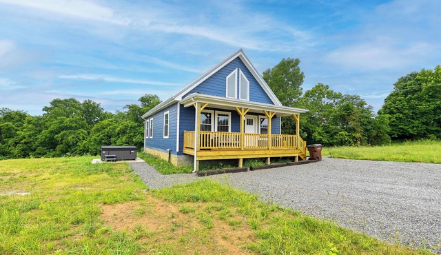 Pet-Friendly Home w/Hot Tub & Yard in Willisburg!