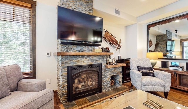 Pet-Friendly Luxury, On Golf Course. Gas Grill, Hot Tub & Game Room. Quiet