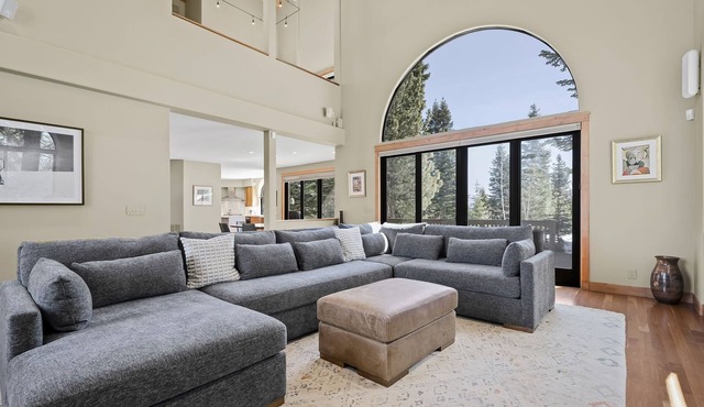 Pet-Friendly Luxury Retreat | Guest Pass, King & Queen Suite, Near Trails & Lake