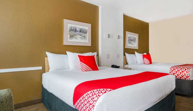 Pet-Friendly Queen Bed Room – Free Parking & Ideal for Budget Travelers