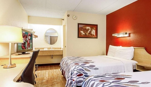 Pet-Friendly Room Adjacent to Westfield Belden Village Mall, Super Convenient