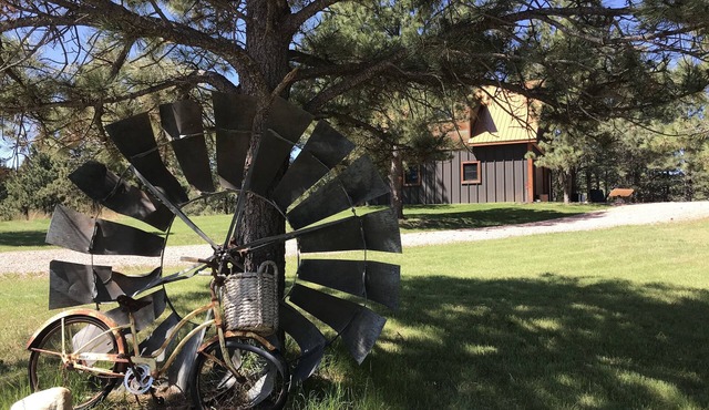 Pine and Star Retreat! CSP- 9 miles Mt. Rushmore- 15 miles