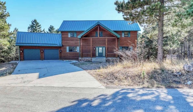 Pine Hollow Lodge - beautiful 5 bedroom home just