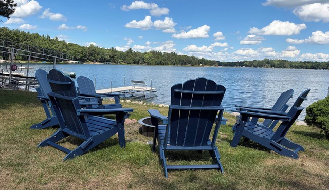 Pine Lake Escape: 3-bedroom cottage, perfect for relaxing at the lake.