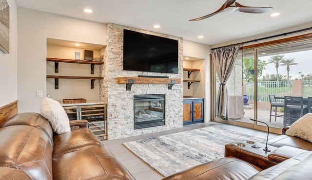 Pool Access + Golf Course View! Goodyear Retreat