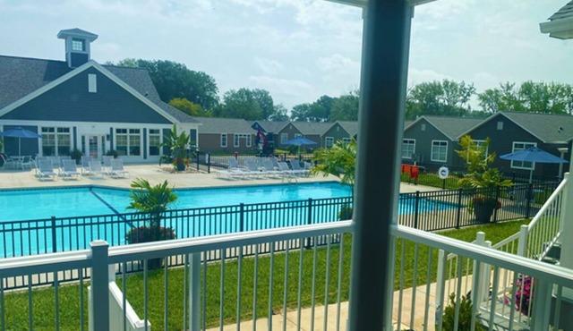 Pool front in Lake Erie resort. Steps to the sandy beach, Golf cart included!