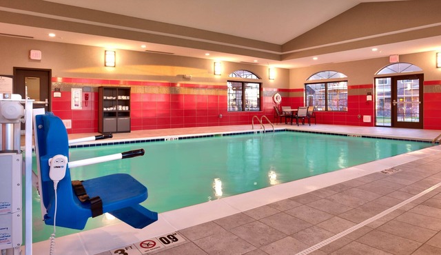 Pool & Hot Tub Access. Free Breakfast Buffet. King Suite Near Downtown!