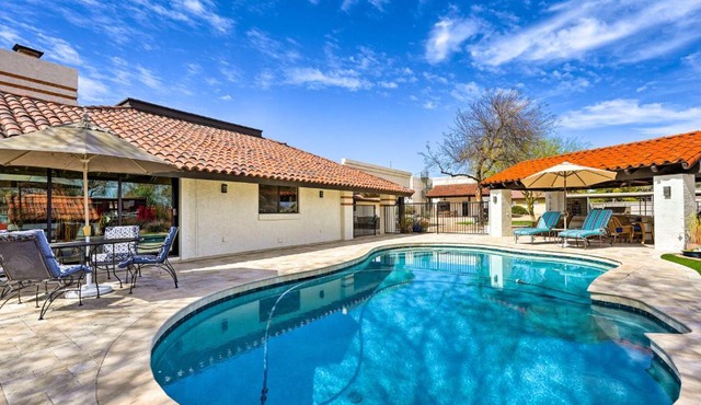 Pool & Putting Green: Group Getaway in Glendale!