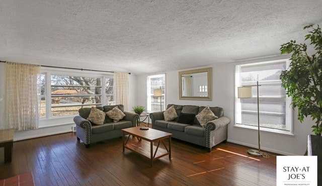 Private 4 BDRM house, 5 Miles from Downtown #7
