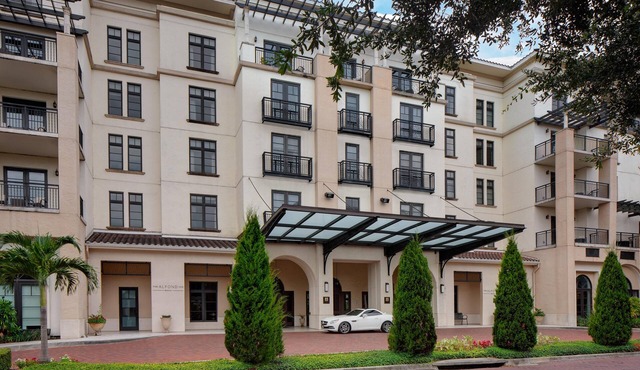 Private Balcony in Award Winning Hotel, Roof-top Pool, Close to Rollins College