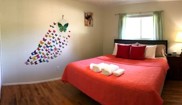 Private home with fenced yard, confortable with a deck in backyardn