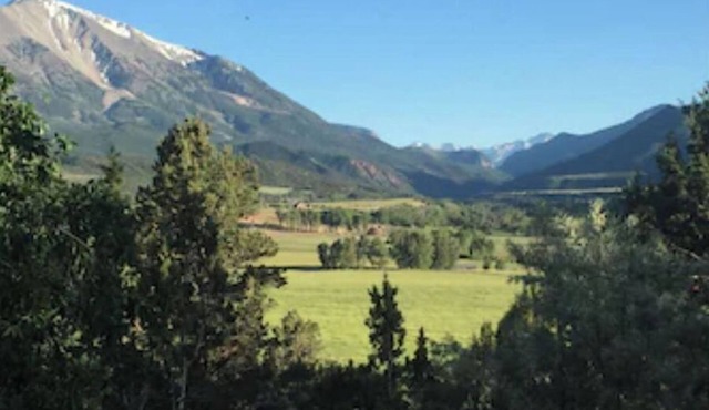 Private Mountain/Valley Views: Just renovated only 5 min to downtown Carbondale!