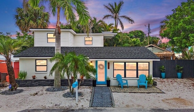 Private Treasure Island Getaway Sleeps 6 Walk to Beach Includes Golf Cart