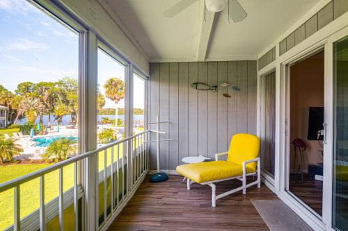 Quaint Welaka Getaway: Steps to St Johns River!