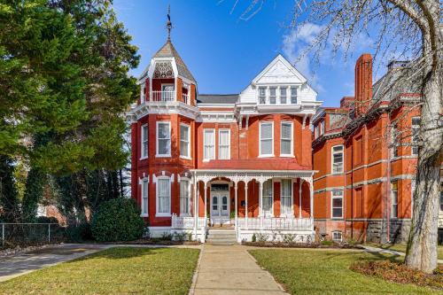 ‘Queen Anne Manor' in Old West End w/Elevator