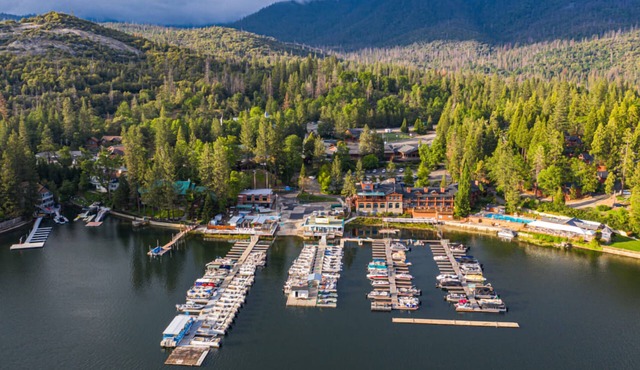 Queen Chalet Lake Vibe w/Breakfast (Select Stays) & Pet-Friendly Near Yosemite