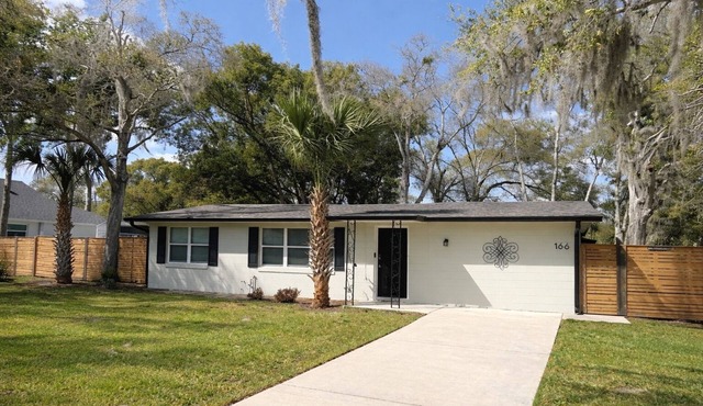 -Quiet Cozy Downtown Studio: Near Eateries & Hwy-Unit C-