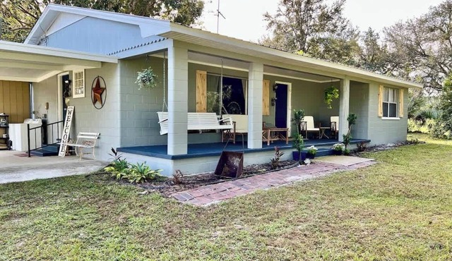 Quiet Farmhouse come enjoy the peace and quiet, sit on the porch and stay awhile