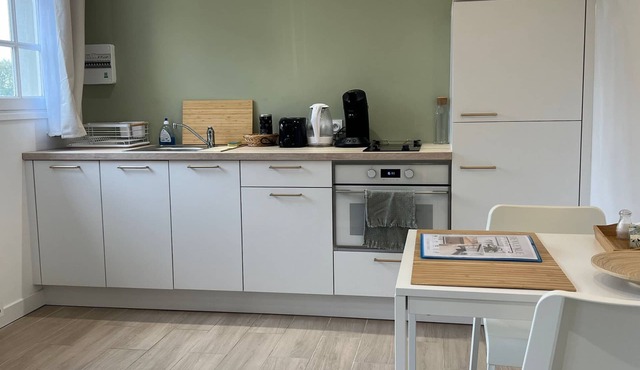 Quiet modern studio, massage shower, free parking & wifi, 15 min from Caen