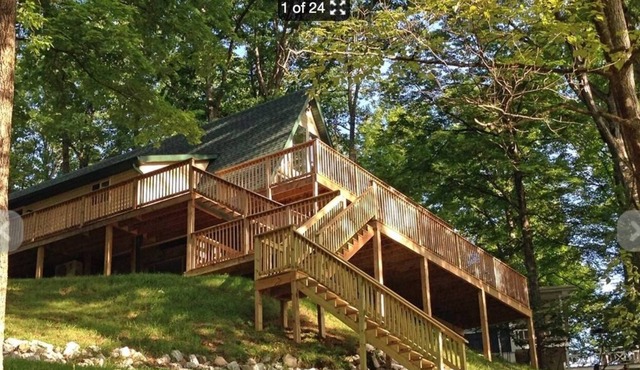 Raccoon Lakefront Cottage