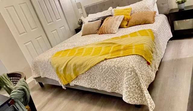 Rare to Find Westside Cozy Apt. B ideal 4 guests