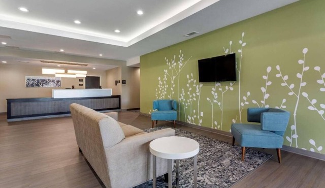 Redwood Inn & Suites