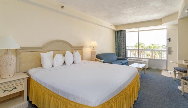 Relaxing 1-Bedroom Oceanfront Condo With Pool