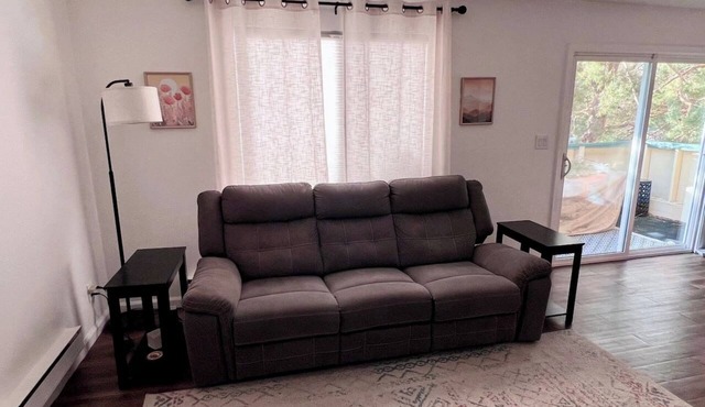 Relaxing condo close to everything (2 bdr 2 bath)