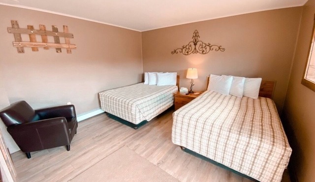 Relaxing Getaway in our Deluxe Room at Lodges of Oak Creek!