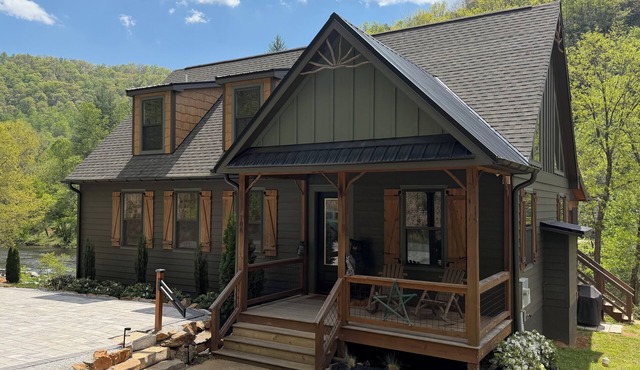 Relaxing riverfront house perfect for fly fishing and WCU family visits in Cullowhee