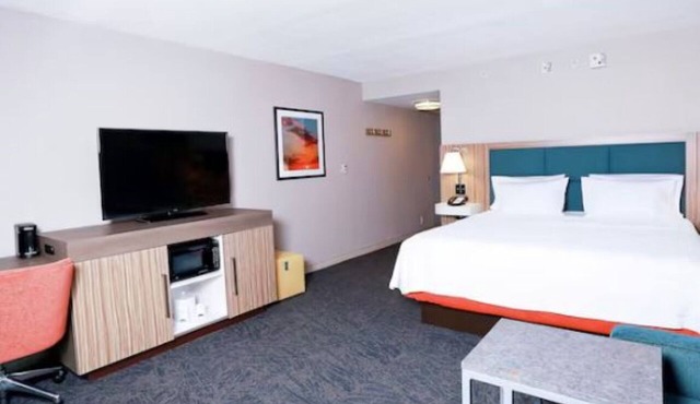 Relaxing Whirlpool Studio Suite w/Sofa Bed | Fitness Center + Breakfast