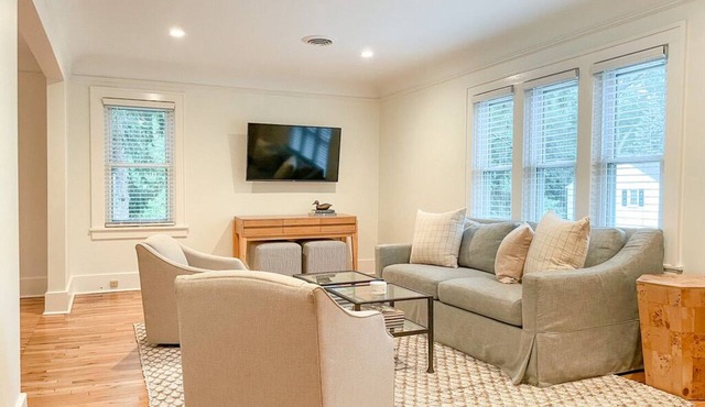 Remodeled Upstairs Apart. with Lake Views, Half Mile to Beaches, Prime Location
