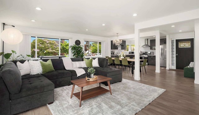 Remodelled Spacious House w/EV Charger, AC & near UW