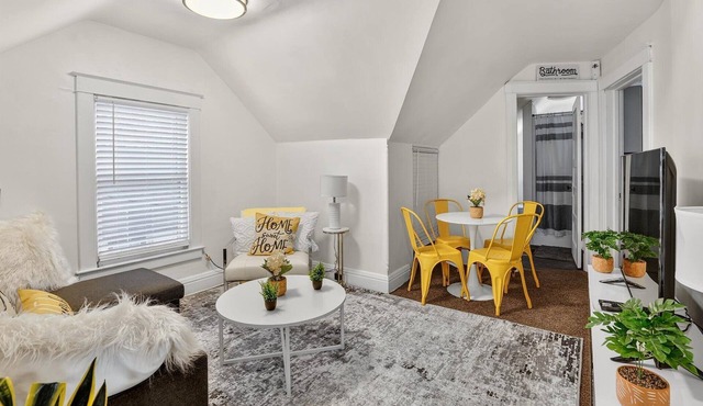 Renovated/Dog Friendly/4 bedrooms/Sleeps 9