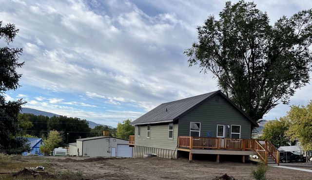 Renovated downtown mountain house, >5 min. to parks, downtown Meeker and Trails.