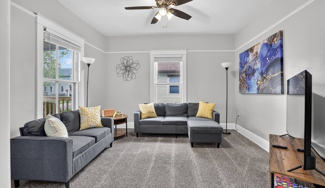 Renovated/Fully Stocked Kitchen/Queen Bed