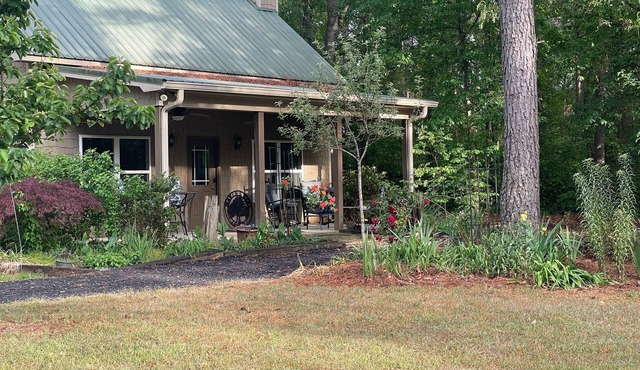 Restful 3 Bd. Private Cottage Retreat, 100 Acres w/Woods, River/Creek & Trails