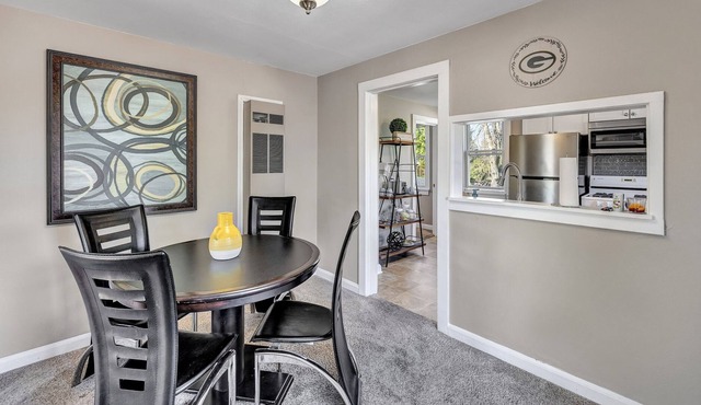 River View- Renovated Townhome close to Lambeau by RedAwning