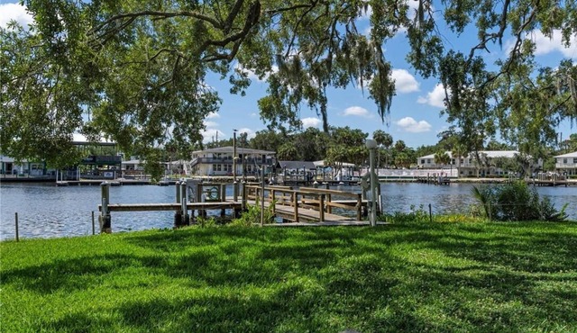 Riverfront 2-bedroom townhome in peaceful Homosassa with AC/Heat, Pool