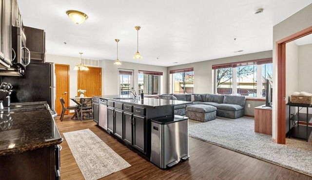Riverfront Retreat – 10 Mins to Lambeau!