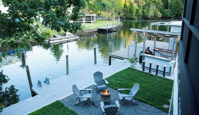 Riverfront Retreat with Hot Tub & Kayaks! Ideal Family Getaway in Weeki Wachee